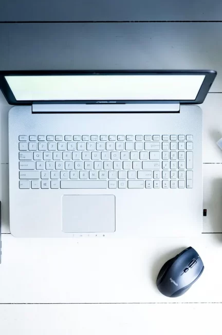 Meble do garderoby: jak urządzić funkcjonalną i stylową przestrzeń