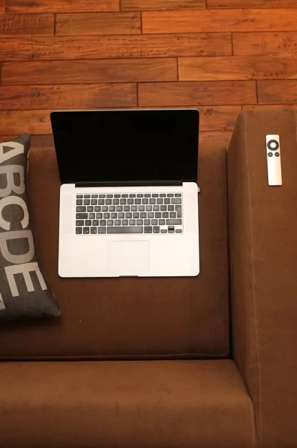 Panele podłogowe fazowane — eleganckie wykończenie podłóg, schodów i drzwi