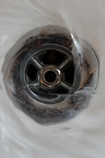 Czyszczenie i udrażnianie kanalizacji deszczowej — szybka pomoc ekspertów