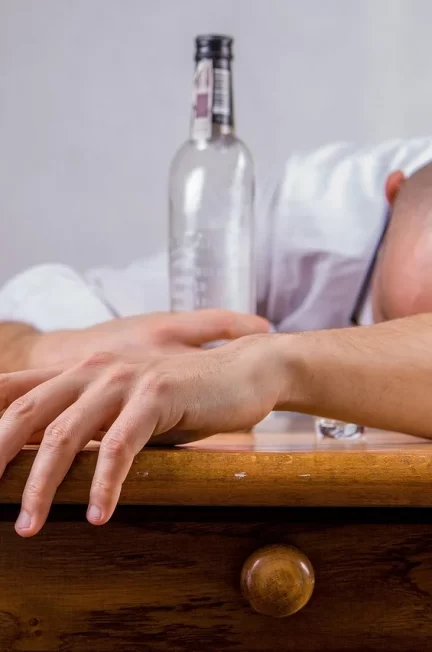 Najlepsze szafki RTV z drewna mango w Unodesign — stylowy wybór do salonu